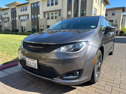 Used 2020 Chrysler Pacifica Touring w/ Advanced Safetytec Group