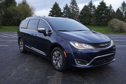 Used 2018 Chrysler Pacifica Limited w/ Advanced Safetytec Group