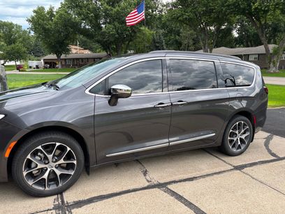 Used 2022 Chrysler Pacifica Limited w/ Uconnect Theater Family Group