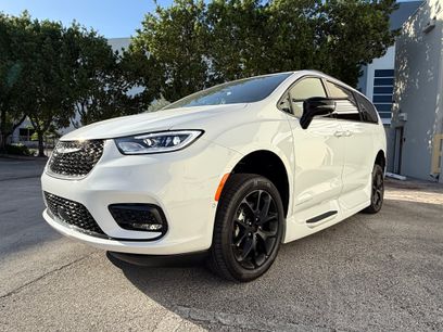 Used 2024 Chrysler Pacifica Touring-L w/ Uconnect Theater Family Group
