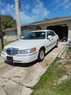 Used 1999 Lincoln Town Car Signature