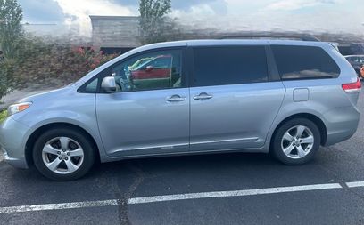 Used 2011 Toyota Sienna LE w/ Towing Pkg