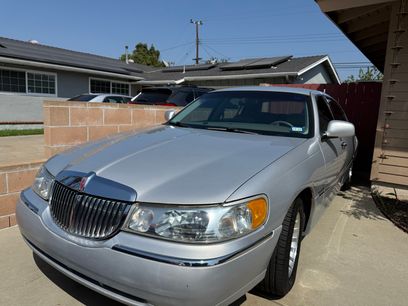 Used 2000 Lincoln Town Car Executive