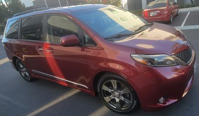 Used 2017 Toyota Sienna SE Premium