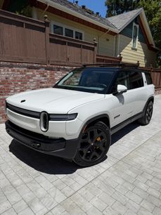 Used 2025 Rivian R1S Premium