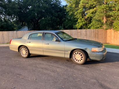 Used 2006 Lincoln Town Car Signature