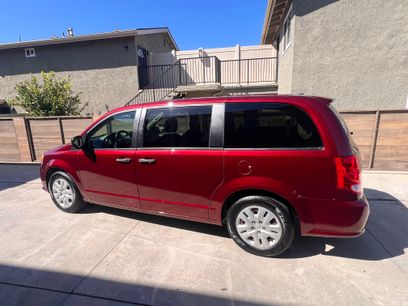 Used 2019 Dodge Grand Caravan SE w/ UConnect Hands-Free Group