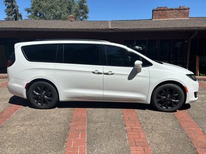 Used 2019 Chrysler Pacifica Limited w/ Advanced Safetytec Group