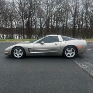 Used 1998 Chevrolet Corvette Coupe w/ Roof Pkg