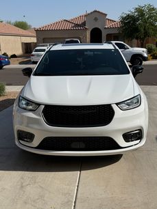 Used 2023 Chrysler Pacifica Limited w/ Uconnect Theater Family Group