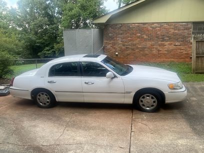 Used 2000 Lincoln Town Car Signature