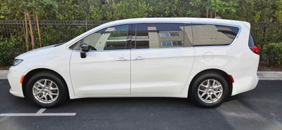 Used 2025 Chrysler Pacifica Select