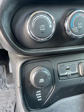 Used 2015 Jeep Renegade Latitude image 13