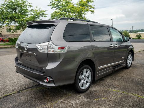 Used 2015 Toyota Sienna SE image 4
