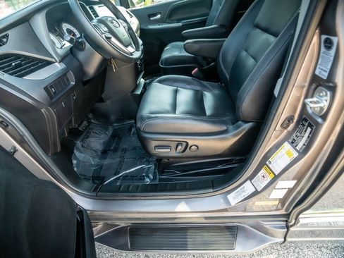 Used 2015 Toyota Sienna SE image 20