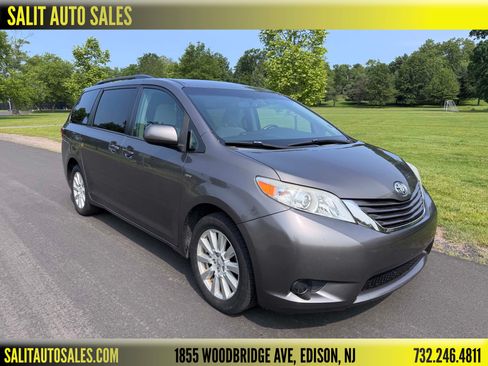 Used 2017 Toyota Sienna LE image 1