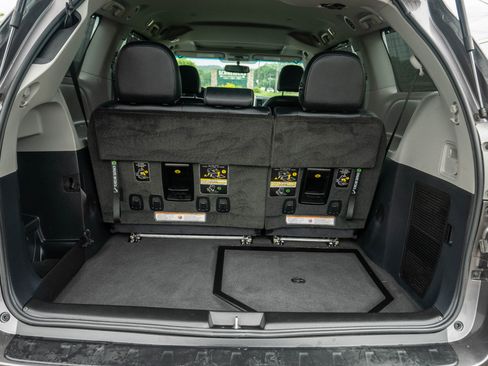 Used 2015 Toyota Sienna SE image 30