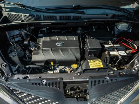 Used 2015 Toyota Sienna SE image 17