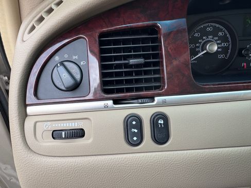 Used 2007 Lincoln Town Car Signature image 8