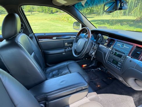 Used 2010 Lincoln Town Car Signature Limited image 20