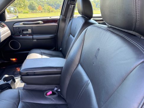 Used 2010 Lincoln Town Car Signature Limited image 6