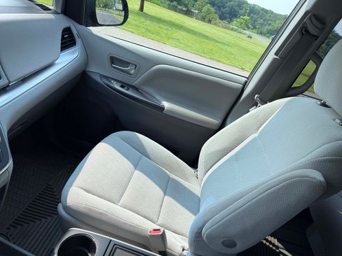 Used 2017 Toyota Sienna LE image 7