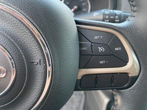 Used 2015 Jeep Renegade Latitude image 9
