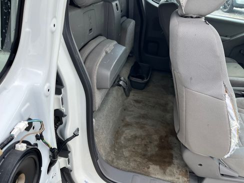 Used 2015 Nissan Frontier XE image 8