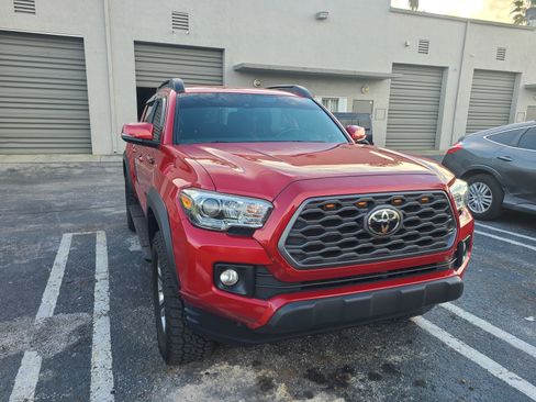 Used 2018 Toyota Tacoma TRD Off-Road image 2