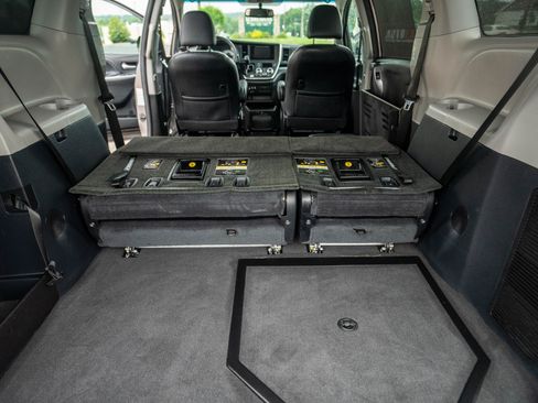 Used 2015 Toyota Sienna SE image 51