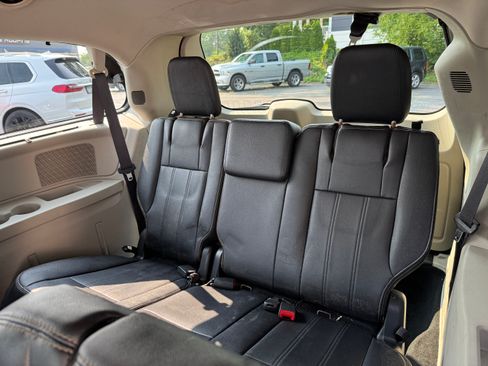 Used 2015 Chrysler Town & Country Touring image 12