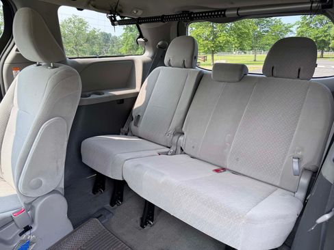 Used 2017 Toyota Sienna LE image 9