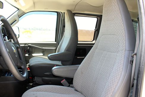 Used 2018 Chevrolet Express 3500 LT image 8