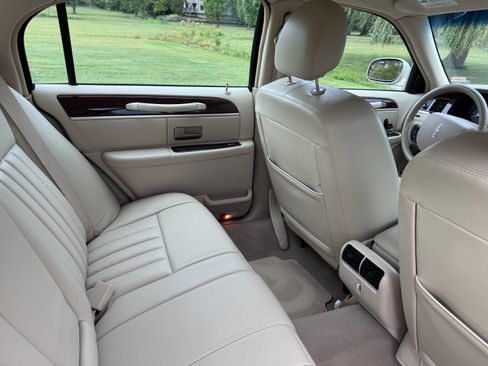 Used 2007 Lincoln Town Car Signature image 24