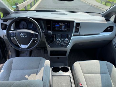 Used 2017 Toyota Sienna LE image 11