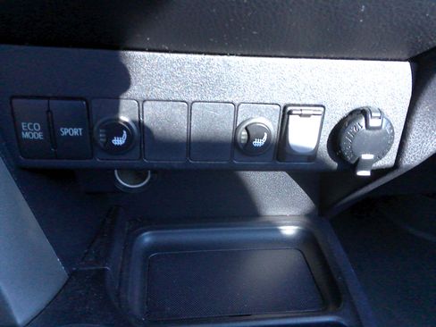 Used 2015 Toyota RAV4 LE image 17