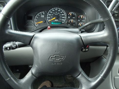 Used 2001 Chevrolet Suburban LS image 19