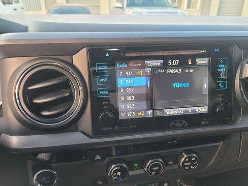 Used 2018 Toyota Tacoma TRD Off-Road image 15