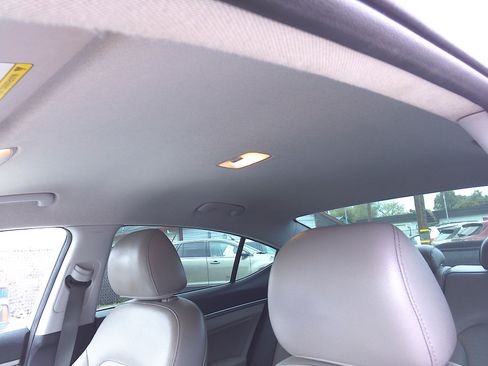 Used 2017 Hyundai Elantra Limited image 31