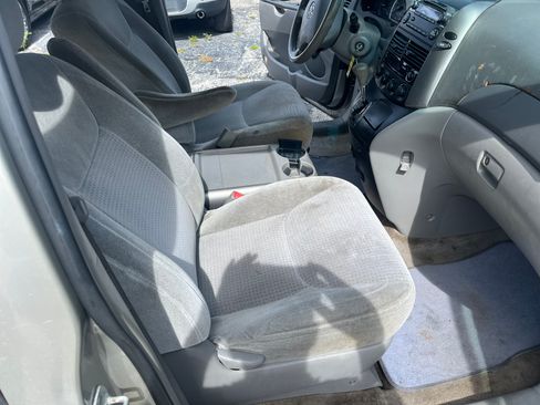 Used 2010 Toyota Sienna image 11