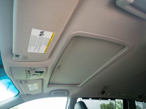 Used 2015 Toyota Sienna SE image 62