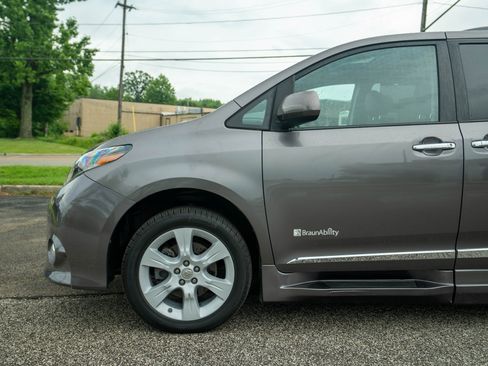 Used 2015 Toyota Sienna SE image 15