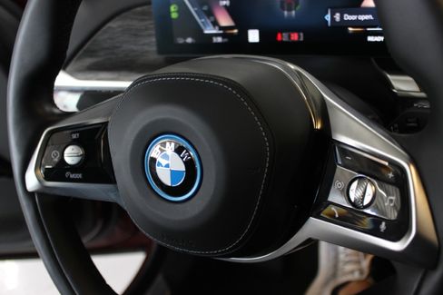 Used 2023 BMW i7 xDrive60 image 39