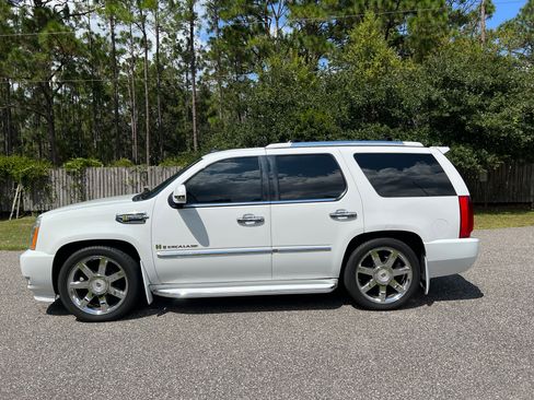 Used 2009 Cadillac Escalade Luxury image 2