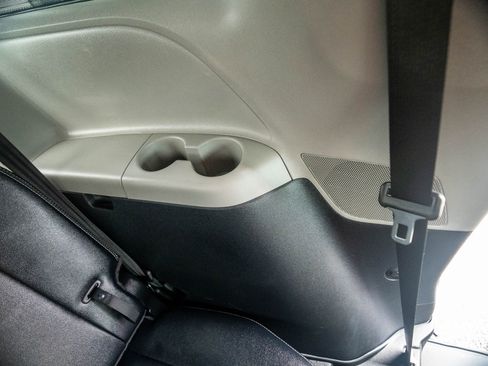 Used 2015 Toyota Sienna SE image 41