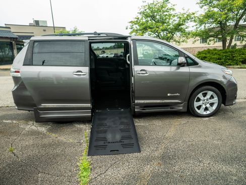 Used 2015 Toyota Sienna SE image 10