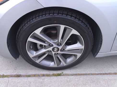 Used 2017 Hyundai Elantra Limited image 34
