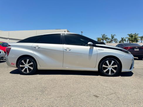Used 2017 Toyota Mirai image 9