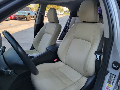 Used 2012 Lexus CT 200h Premium image 11