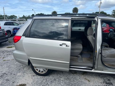 Used 2010 Toyota Sienna image 12